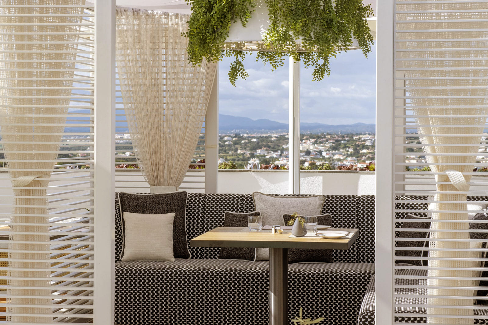 Refined table setting in Paper Moon Algarve’s main room