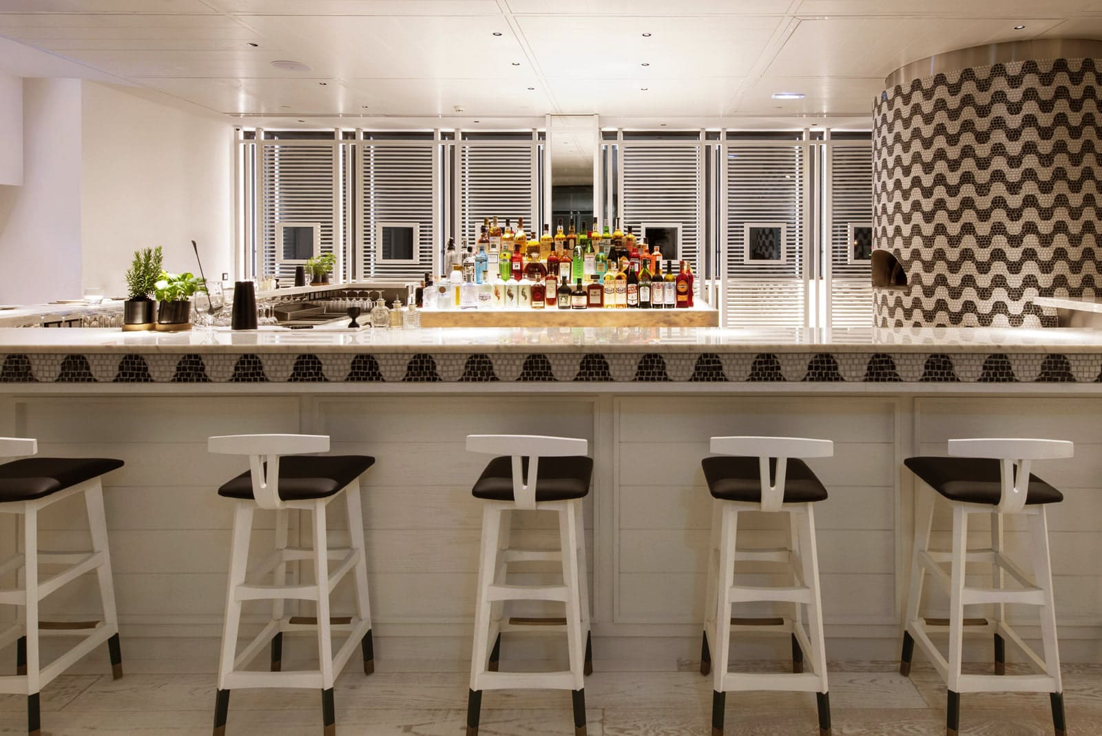 Cozy evening atmosphere at Paper Moon Algarve