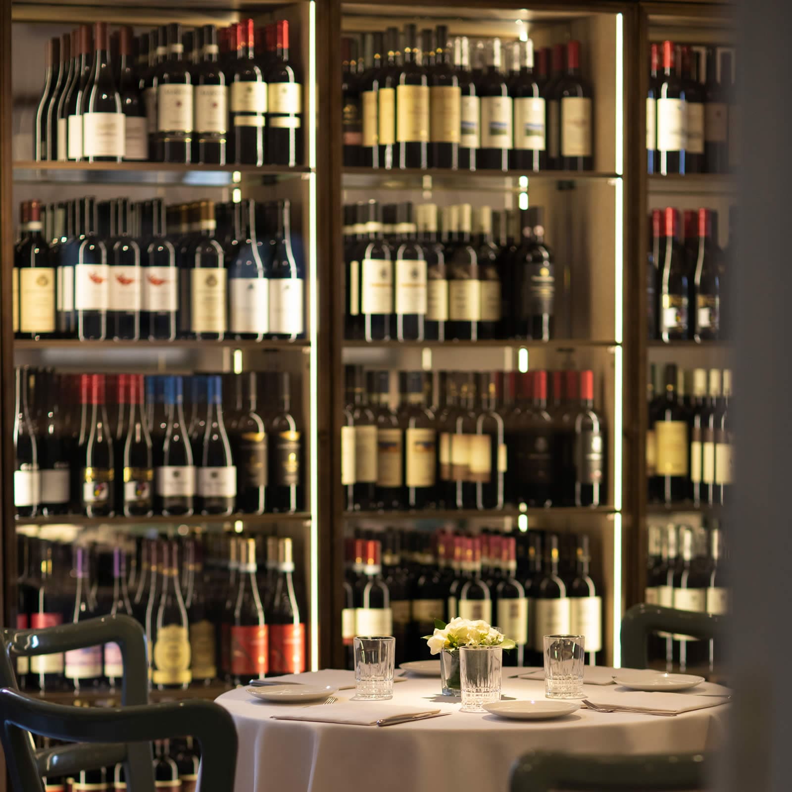Paper Moon Restaurants – Elegant dining table Paper Moon Restaurants – Elegant dining table