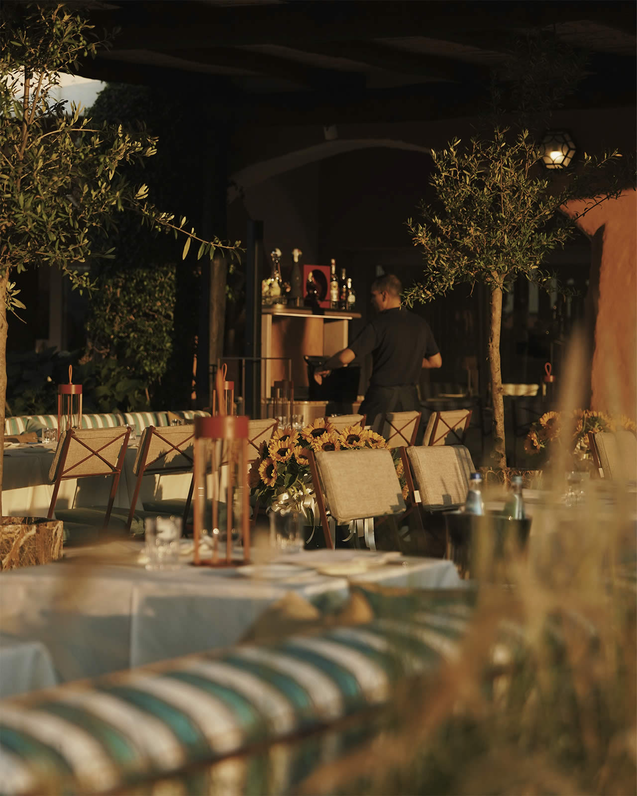The elegance of Milan arrives among the granite rocks of Porto Cervo. The elegance of Milan arrives among the granite rocks of Porto Cervo.